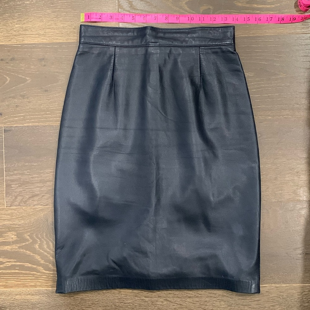 Vintage DANIER Black Leather Pencil Skirt 🖤 — Timeless & Chic